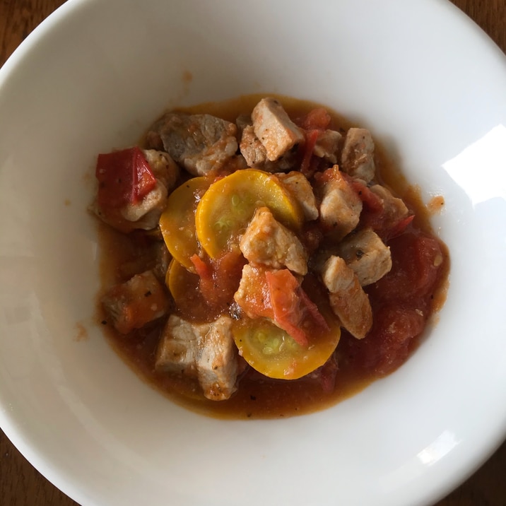 カレー用の豚肉とズッキーニのトマト煮